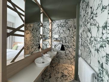 ARCOTEL AQ Wien | Wien | Open bathroom concept in the suite at ARCOTEL AQ